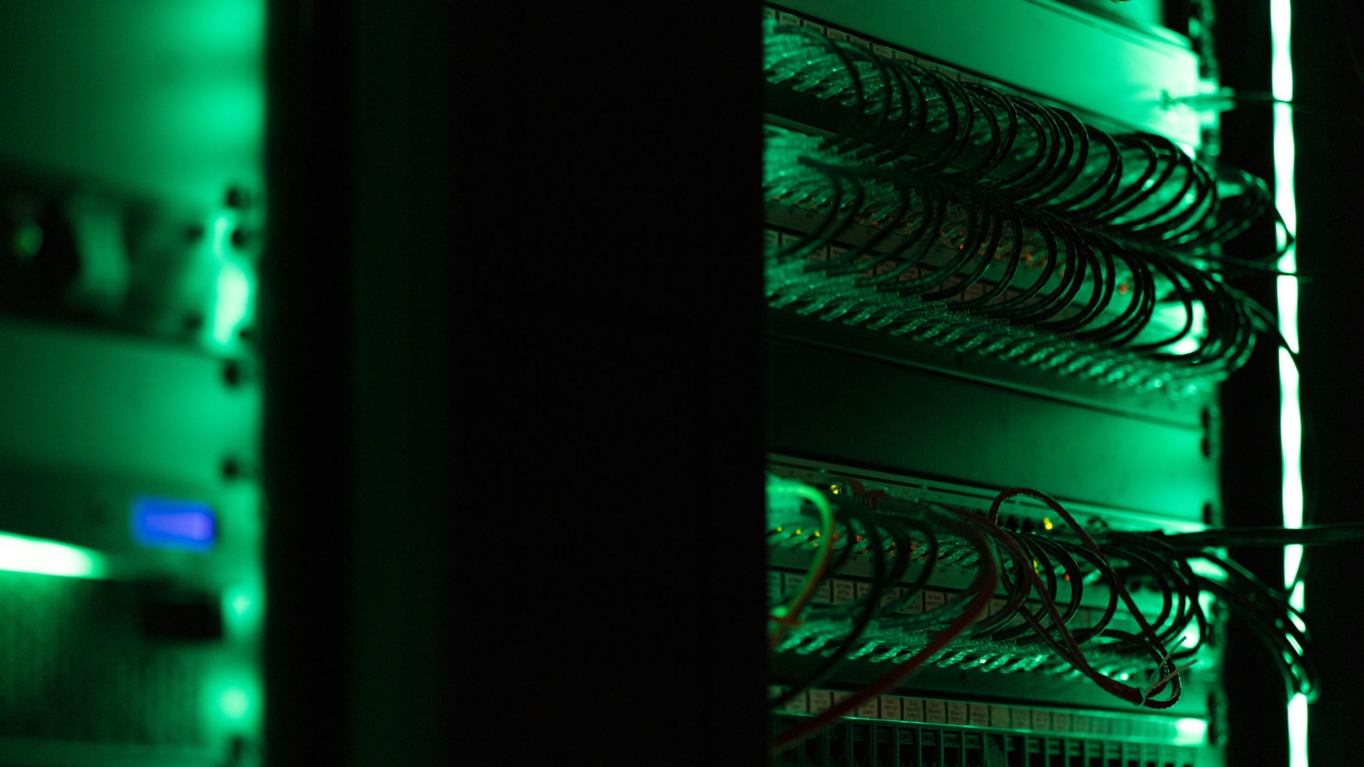 Rack de servidores con el cableado de red iluminado